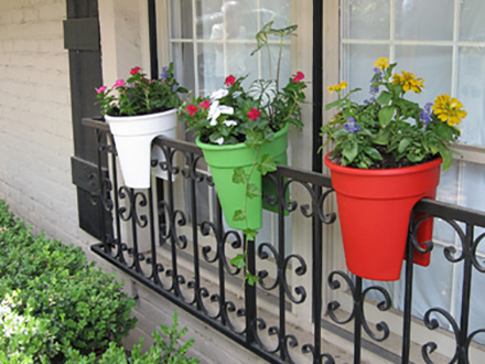round planters white green red